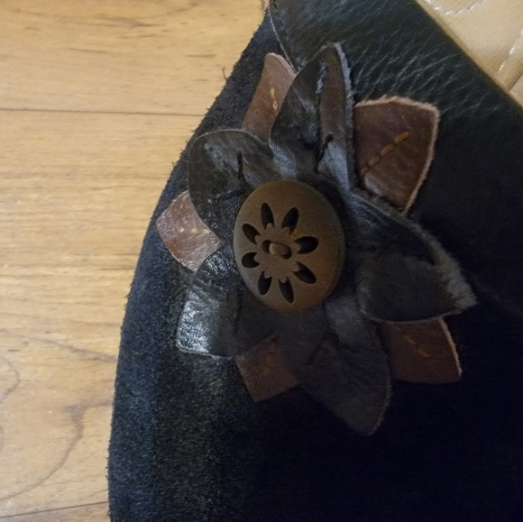 Thom McAn Carine Black Clogs with Flower Detail Size 6.5W - Picture 8 of 8